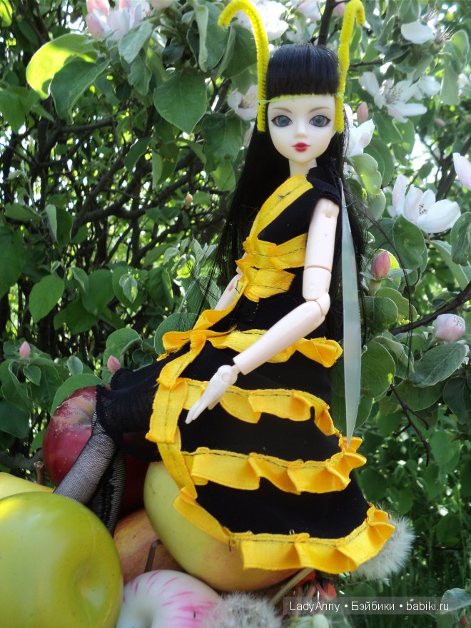 Весёлая оса. J-dolls, Obitsu