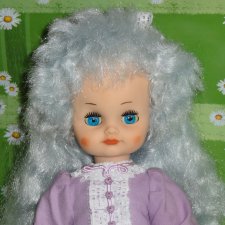 Девочка с голубыми волосами