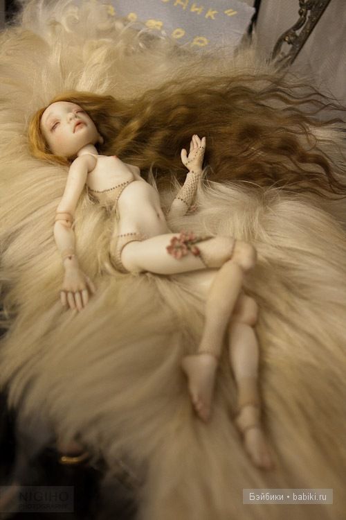 Кукла именуется как "всё в жутких розочках"