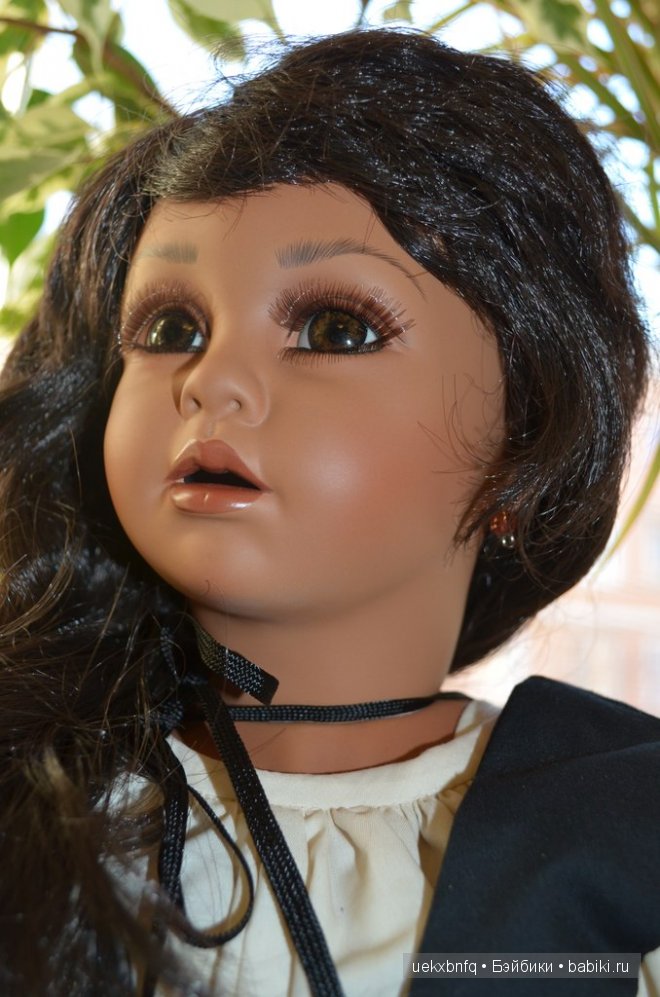 Еще одна Красная Шапочка. Фарфоровая кукла Juanita Montoya