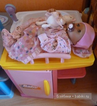 на пеленальном столике