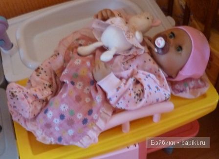 на пеленальном столике