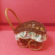 Винтажная плетенная коляска для кукол