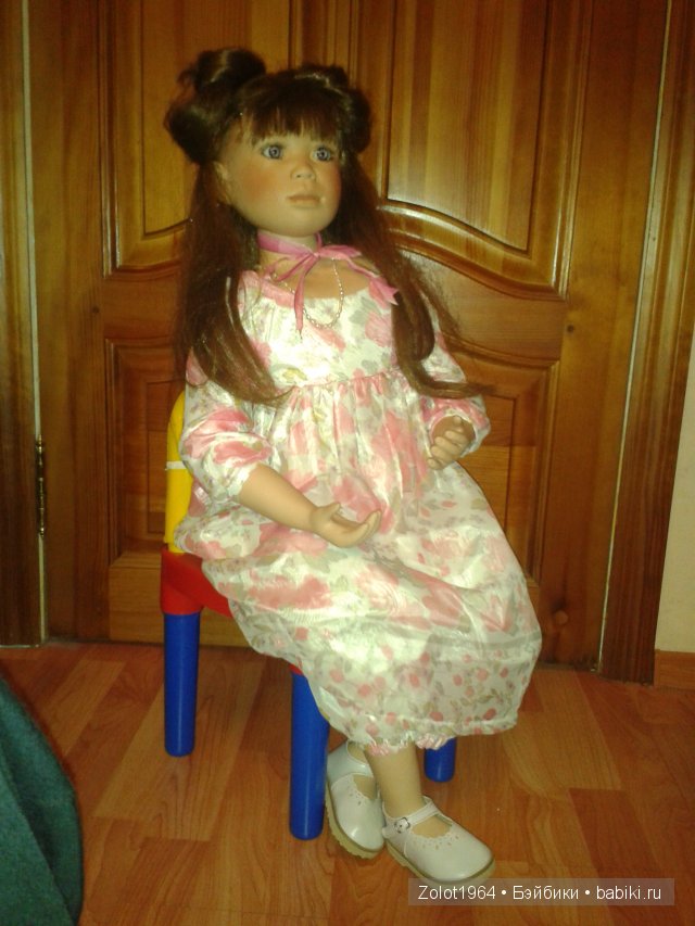 Фарфоровая кукла в розовом