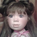 Фарфоровая кукла в розовом