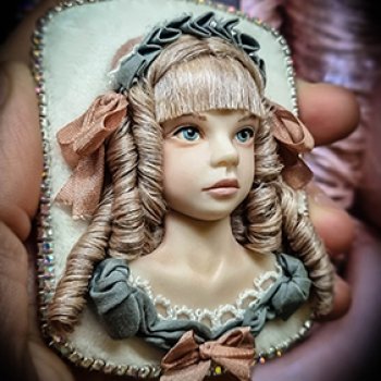 Малышка на брошечке