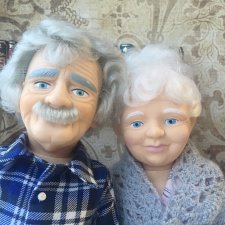 Бабушка рядышком с дедушкой