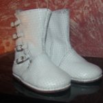 Белоснежные кукольные сапожки из тесненой кожи-плетенки