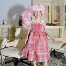 Розовой парик для миниатюрной куколки