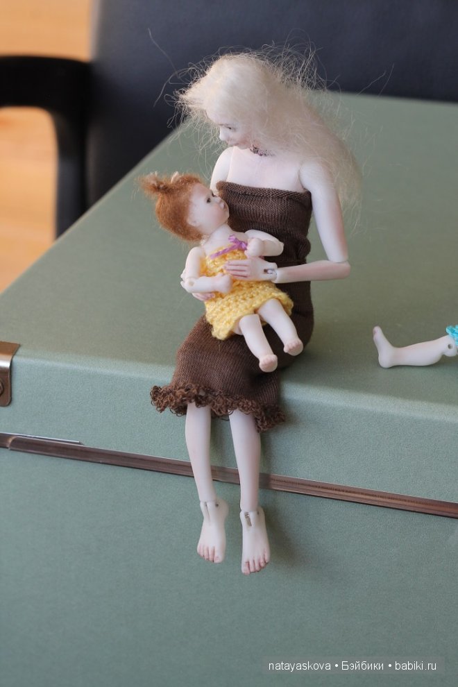 Маленькая фарфоровая семья масштаба 1:12