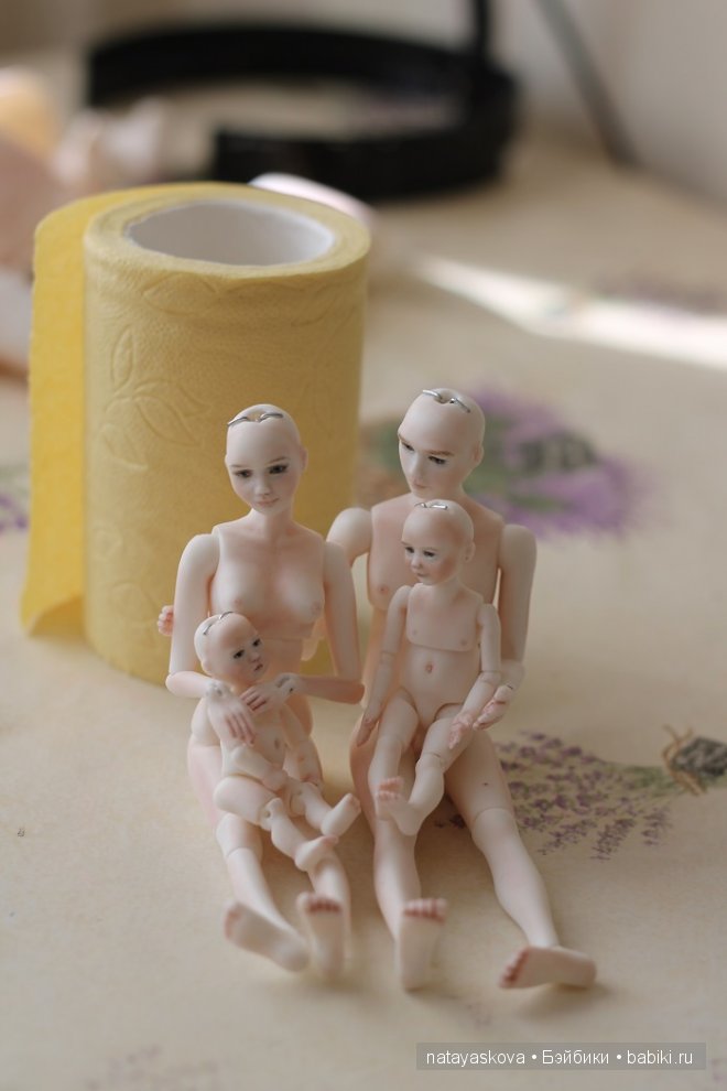 Маленькая фарфоровая семья масштаба 1:12