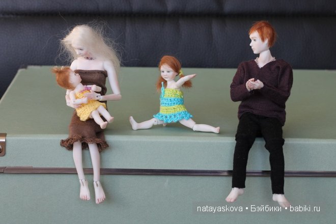 Маленькая фарфоровая семья масштаба 1:12