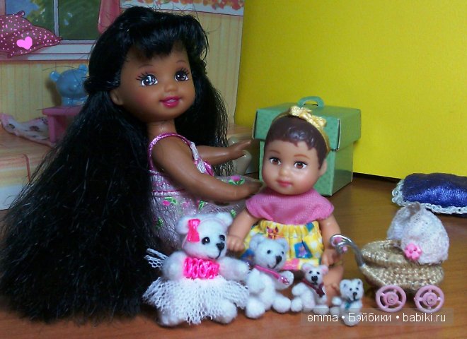 Как девчонки в дочки-матери играли