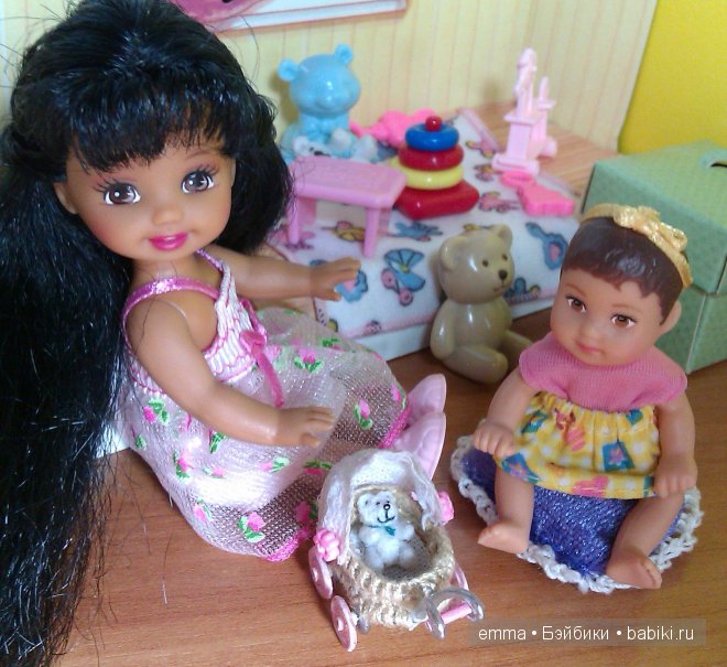 Как девчонки в дочки-матери играли