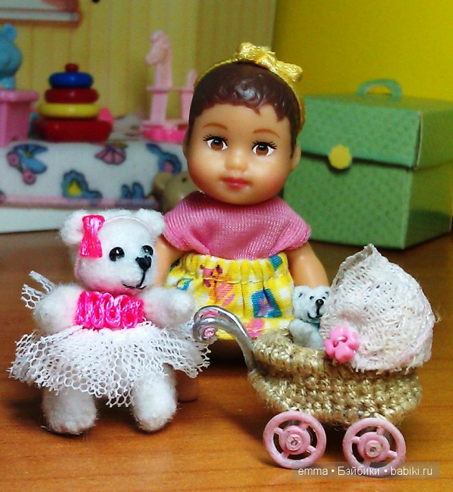 Как девчонки в дочки-матери играли