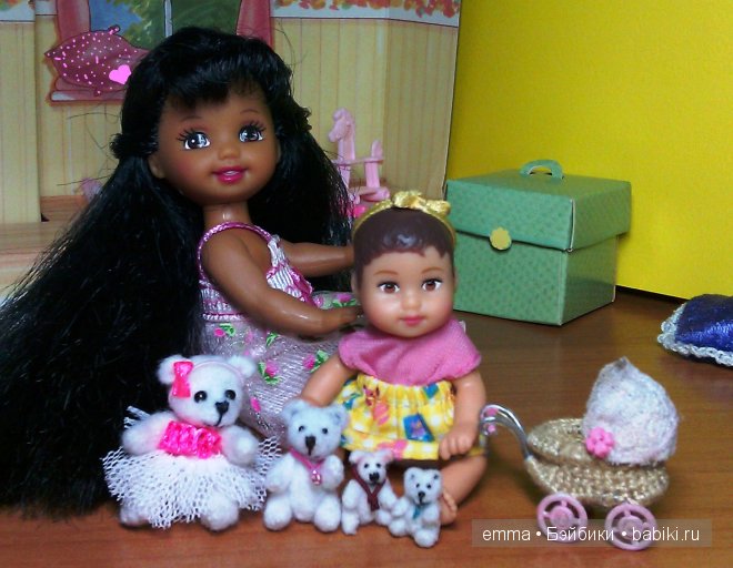 Как девчонки в дочки-матери играли