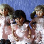 Розовые цветы или вязаные платья для любимых кукол