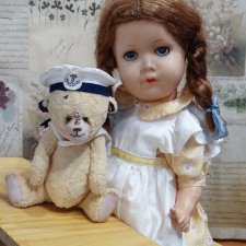 Старенькие куколки с игрушками