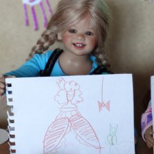 Девочки рисуют