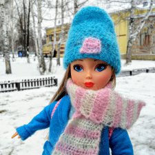 Алёнка гуляет по свежему снегу