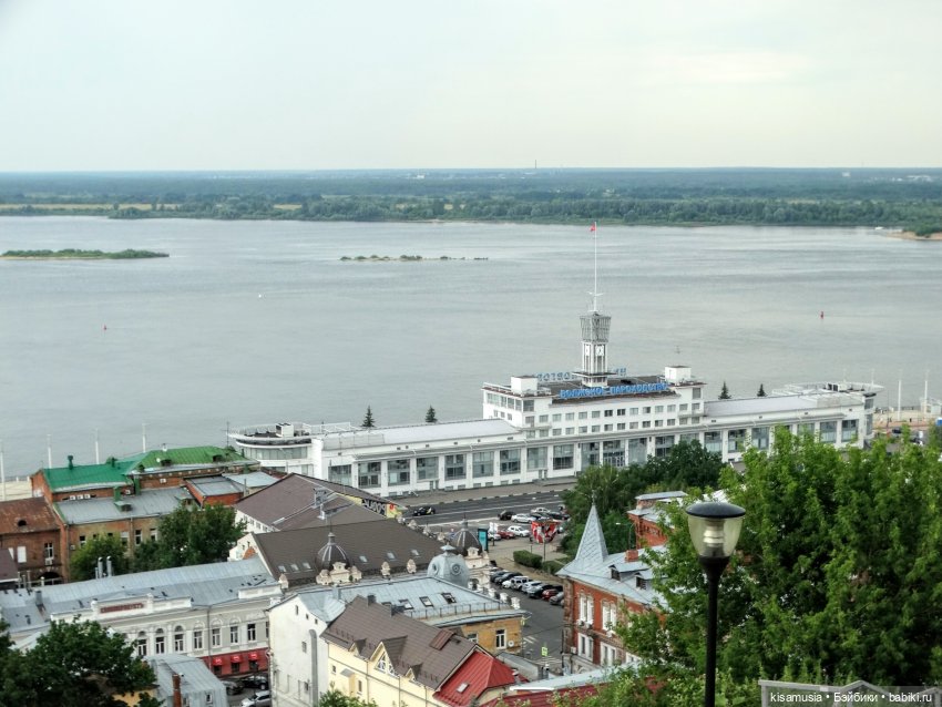 В каком городе снимали бывшие. Стрелка Оки и Волги в Нижнем Новгороде. Слияние Оки и Волги в Нижнем Новгороде. Слияние рек Ока и Волга в Нижнем Новгороде. Теплоход Нижний Новгород.