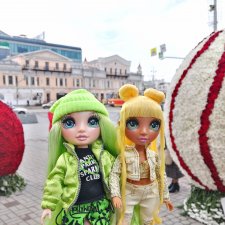 Прогулка с девочками Rainbow high