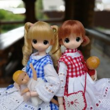 В народных костюмах