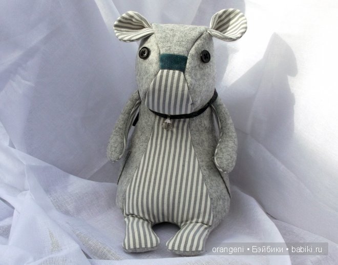 Фетровый бульдожек Базиль с кармашками от Евгении Малининой