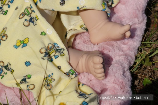 Три маленькие девочки-сестрички: милая кареглазка, девочка в красном и малышка вафелька, куколки фирмы Adora (фото 6)