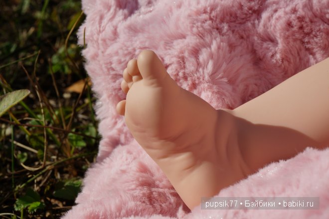 Три маленькие девочки-сестрички: милая кареглазка, девочка в красном и малышка вафелька, куколки фирмы Adora