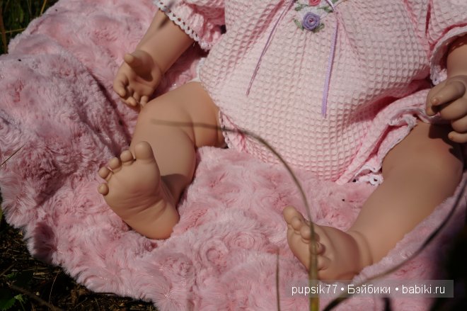 Три маленькие девочки-сестрички: милая кареглазка, девочка в красном и малышка вафелька, куколки фирмы Adora