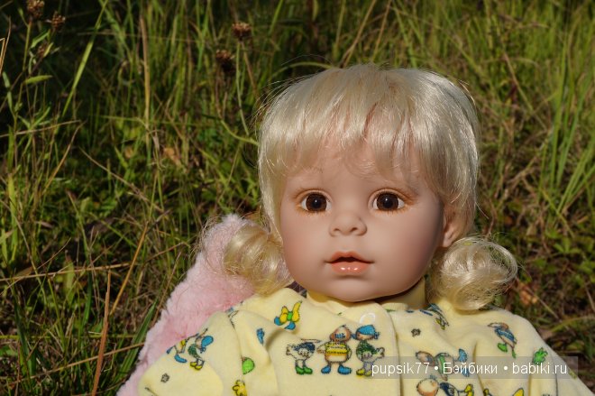 Три маленькие девочки-сестрички: милая кареглазка, девочка в красном и малышка вафелька, куколки фирмы Adora