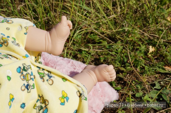 Три маленькие девочки-сестрички: милая кареглазка, девочка в красном и малышка вафелька, куколки фирмы Adora (фото 5)