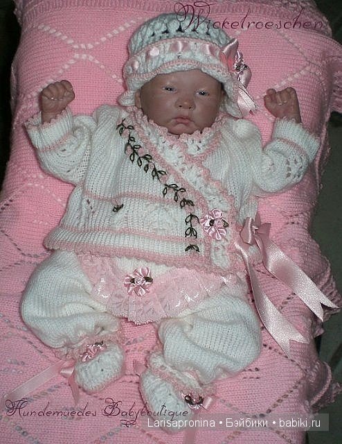 Красивая вязаная одежда для реборняток - 2 (фото 4)