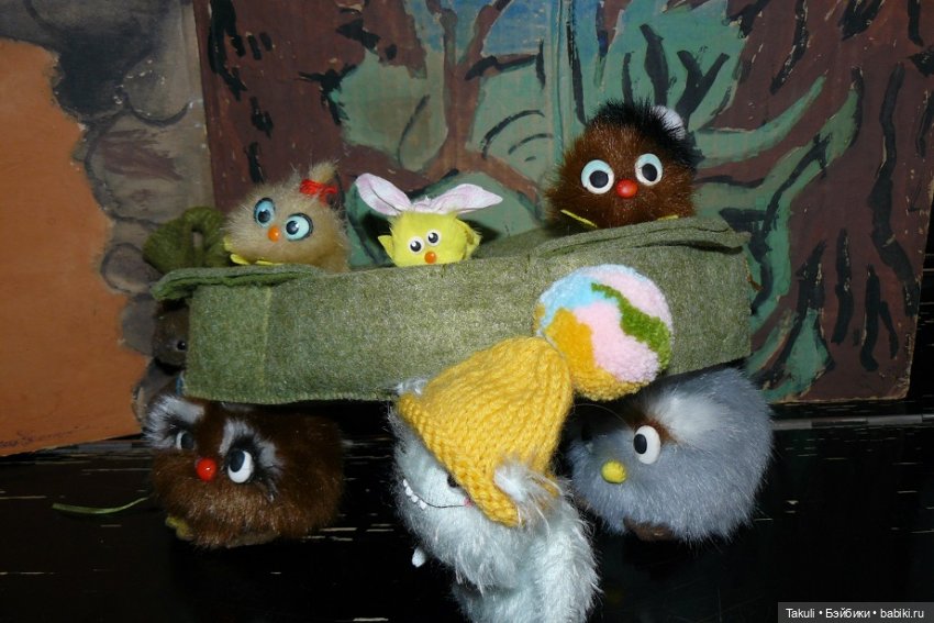 Осень, под ногами листики шуршат... Нужно поискать проворных шелестят