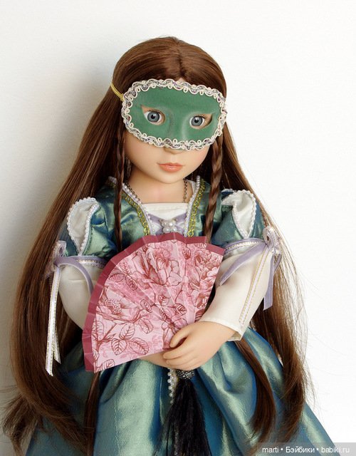 Matilda A Girl for All Time - плащ и бальное платье