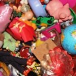 Ребенок всегда поможет разобрать игрушки