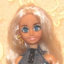 Полка «странных» кукол