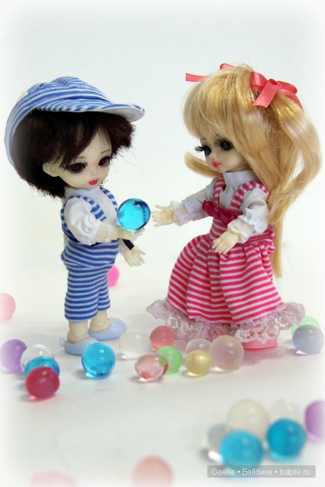 Маленькие костюмчики для кукол-двойняшек