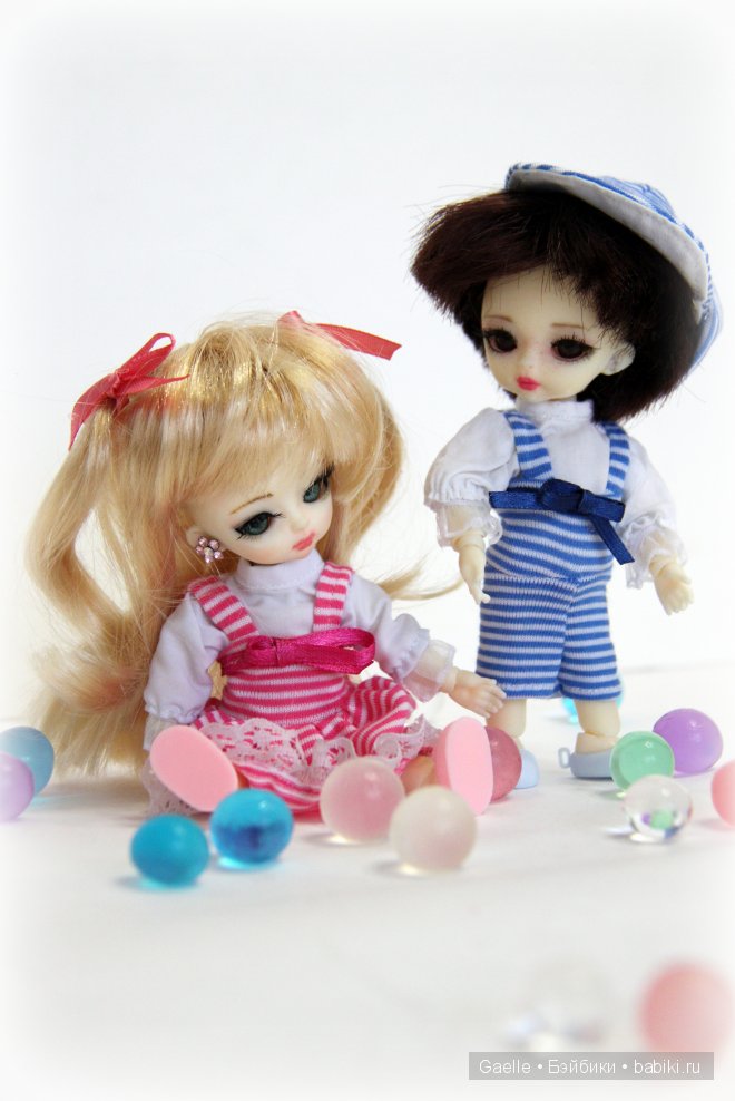 Маленькие костюмчики для двойняшек-малышек (фото 2)