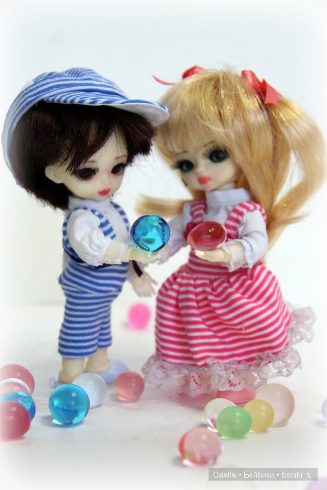 Маленькие костюмчики для кукол-двойняшек
