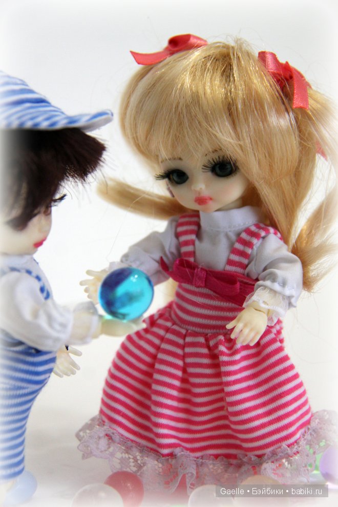 Маленькие костюмчики для кукол-двойняшек