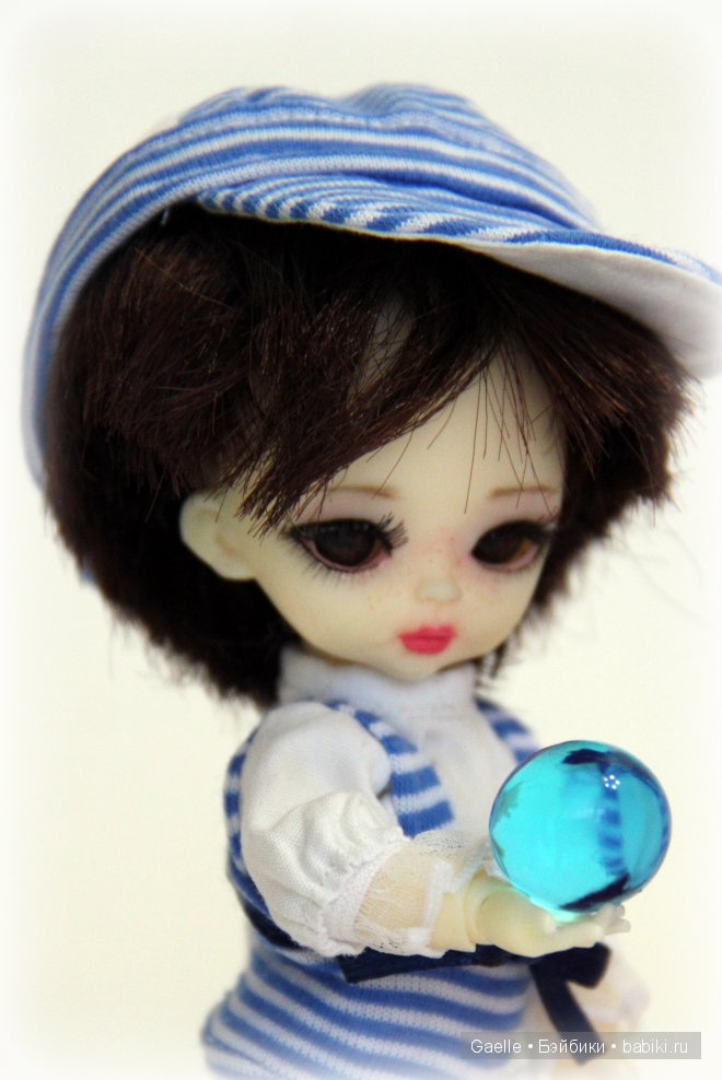 Маленькие костюмчики для кукол-двойняшек