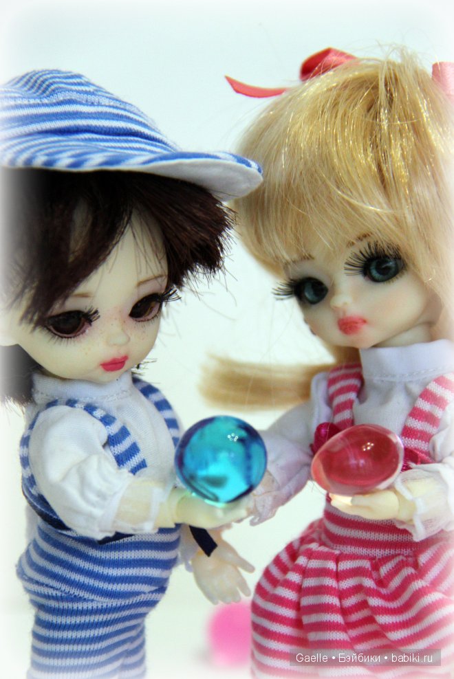 Маленькие костюмчики для двойняшек-малышек