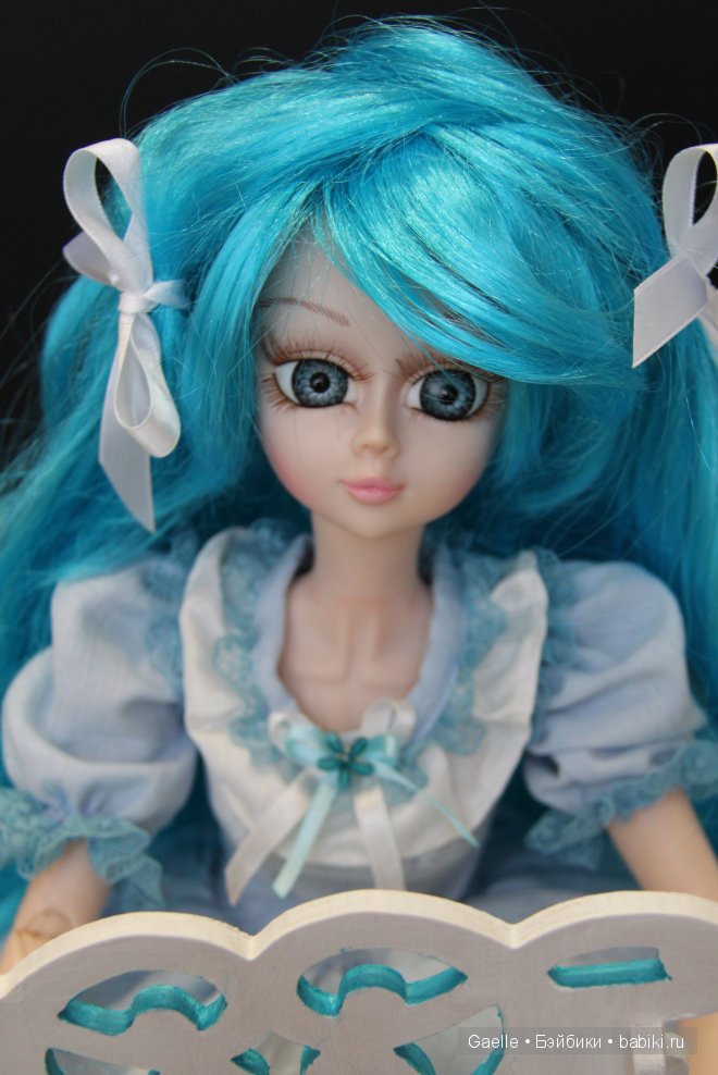 Девочка с голубыми волосами