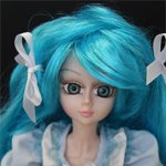 Девочка с голубыми волосами