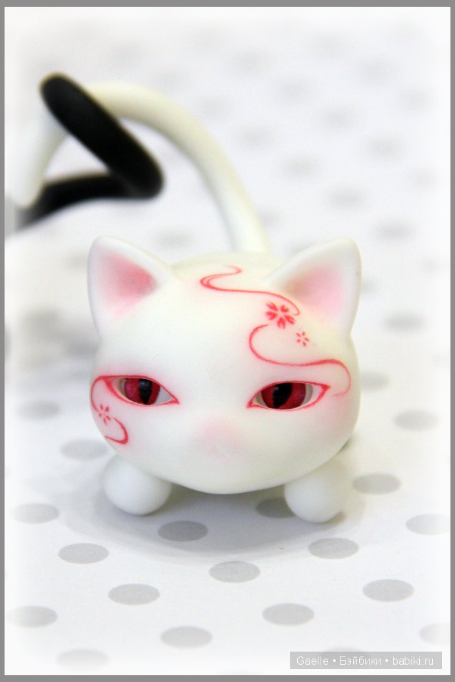 Малышка и черно-белые котики (фото 4)