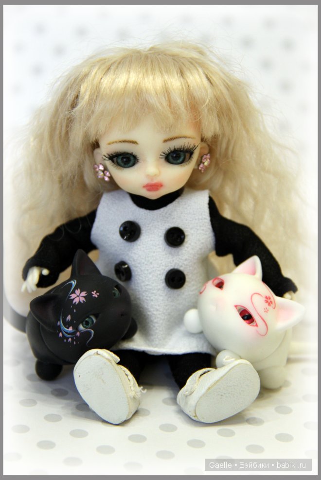 Малышка и черно-белые котики (фото 3)