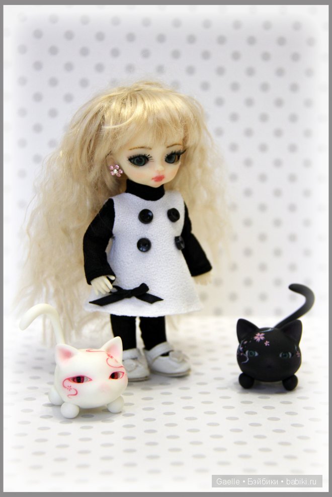 Малышка и черно-белые котики