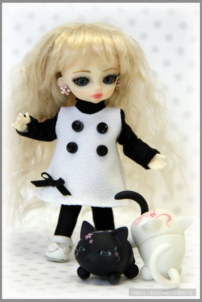 Малышка и черно-белые котики (фото 6)